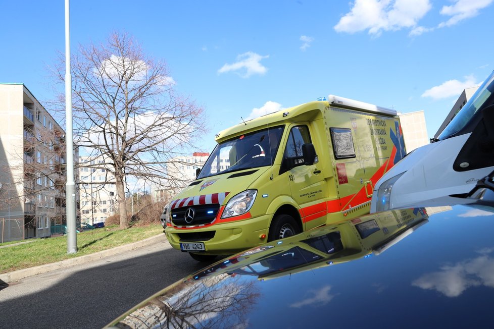 Středočeská záchranářka si v otevřeném dopisu postěžovala na to, že záchranáři mají nedostatek ochranných pomůcek pro boj s koronavirem. Dočkala se pokárání od hejtmanky, svého nadřízeného a nakonec ještě její vyjádření prošetřuje policie. (ilustrační foto)