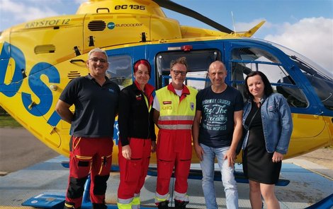 Setkání s posádkou vrtulníku. Zleva pilot Felix Lizano, záchranářka Petra