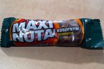 Maxi Nuta s konopným semínkem Energie / 100 g 2096 kJ na jednu tyčinku 35 g 734 kJ Sacharidy 46,8 g / 100 g Tuky 32,8 g / 100 g Ve složení ma na prvním místě arašídy (31 %), pak polevu
