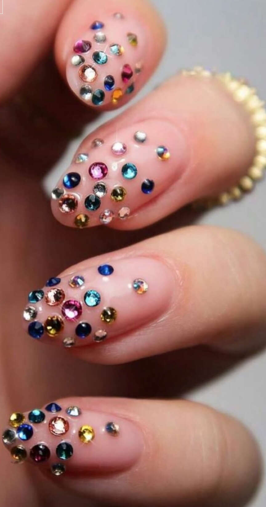 Crystal candy nails: Nehtový hit, kterým Kylie Jenner pobláznila sociální sítě. Jak nosit manikúru plnou třpytivých kamínků?