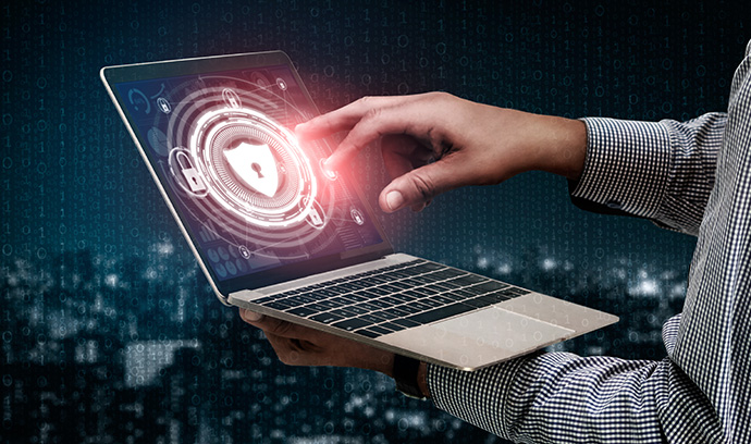 Každý notebook i mobil ve firmě je příležitostí pro hackera. Jak se chránit?