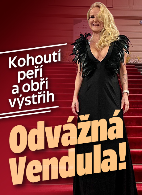 Odvážná Vendula Pizingerová: Kohoutí peří a obří výstřih
